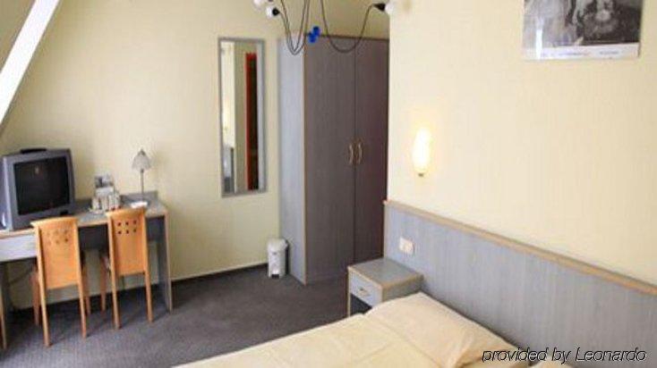 East Side Hotel Berlin Room photo